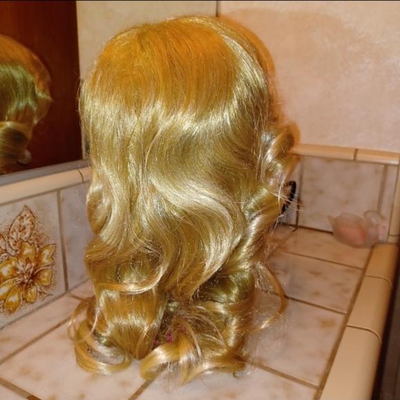 Farah Faucet Style Wig Blonde for Fun Fashion or halloween costume dress up - Picture 7 of 9